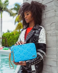 ILLUCHAINS TURQ TOILETRY BAG